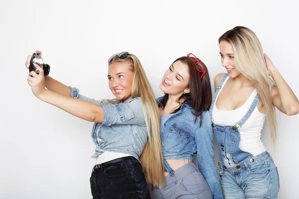 Filles heureuses amis prendre des photos avec appareil photo — Photo