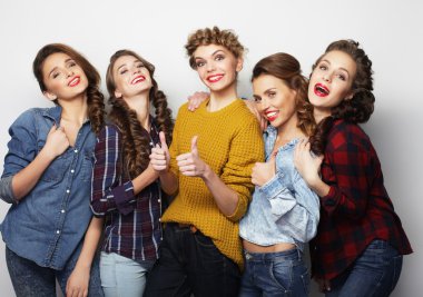 yaşam tarzı ve insanlar kavramı: beş kız arkadaş grubu