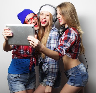hippi kız arkadaş selfie dijital tablet ile alarak