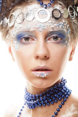 Kış Kraliçe sanatsal makyaj ile portre. Whit üzerinde izole