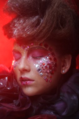 Yaratıcı görünüşlü genç bir kadının portresi..