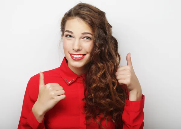 Sonriente hermosa joven mujer mostrando los pulgares hacia arriba gesto —  Fotos de Stock