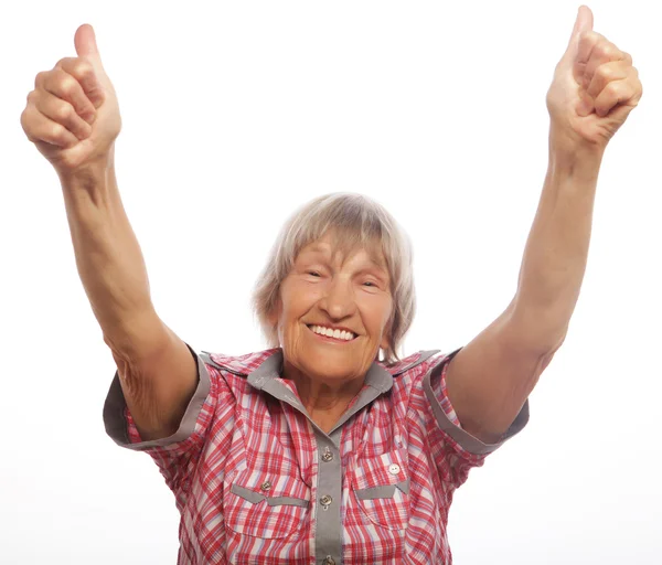 Gelukkig senior vrouw geven twee duimen omhoog als teken van goedkeuring. — Stockfoto