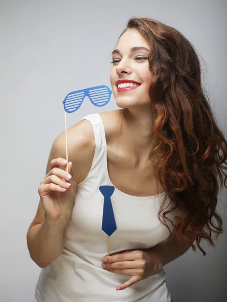 Ελκυστική παιχνιδιάρικο νεαρή γυναίκα με ψεύτικη γυαλιά — Φωτογραφία Αρχείου