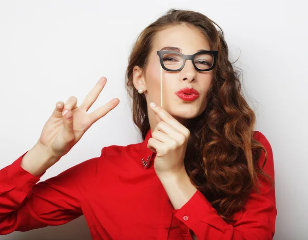 Attraktive, verspielte junge Frau mit falscher Brille — Stockfoto