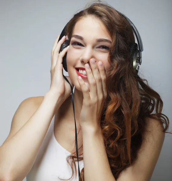 Młoda kobieta ze słuchawkami słuchająca muzyki — Zdjęcie stockowe