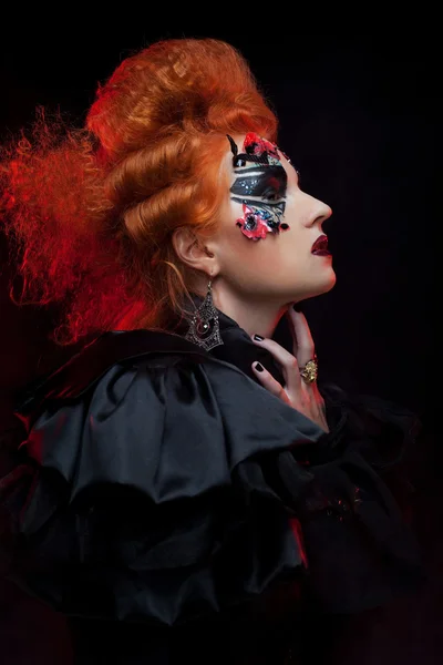 Strega dai capelli rossi gotica. Donna nera. Foto di Halloween . — Foto Stock