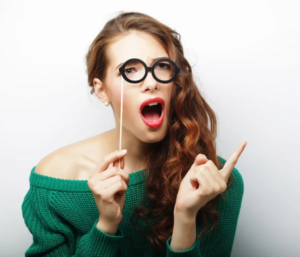 伊達眼鏡と魅力的な遊び心のある若い女性 — ストック写真