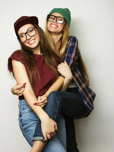 Deux jeunes filles amies debout ensemble et s'amuser — Photo