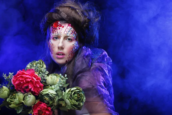 Mujer en imagen creativa con flores grandes . — Foto de Stock