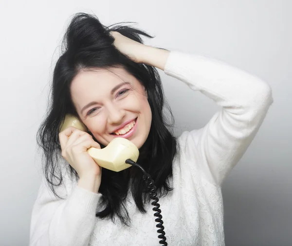 Jovem mulher feliz com telefone vintage — Fotografia de Stock