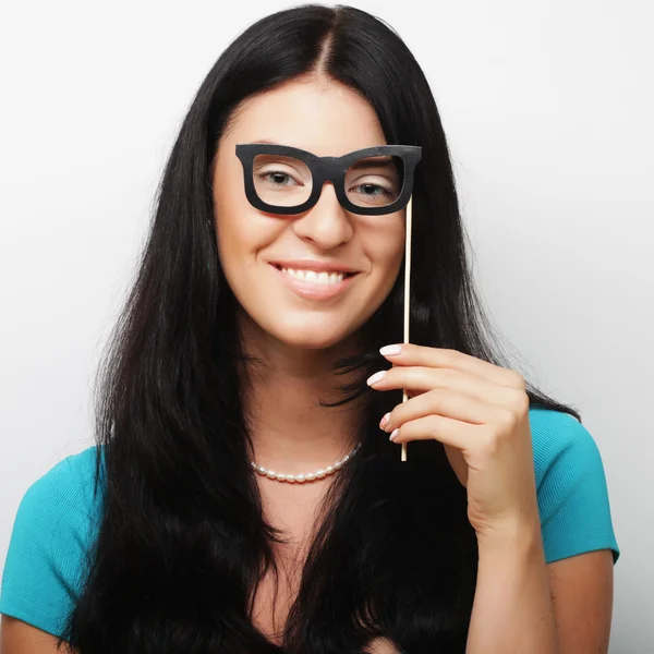 Atractiva joven juguetona con gafas falsas — Foto de Stock