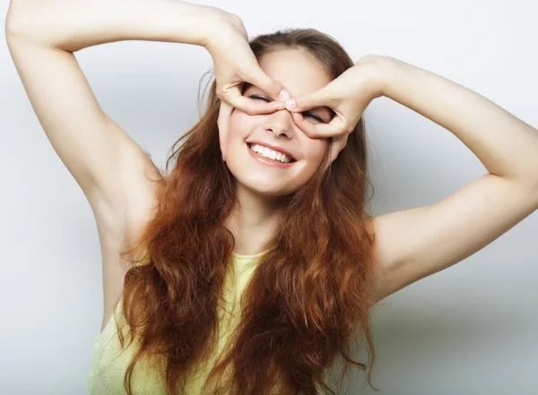 Hermosa joven sorprendida mujer con el pelo largo . — Foto de Stock