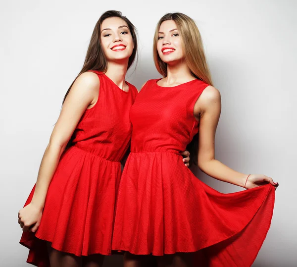 Jeunes filles en robe rouge sur fond blanc — Photo