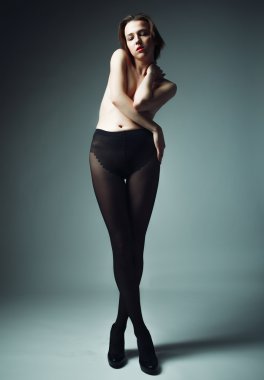 Siyah külotlu çorap giyen kısa sarı saçlı bir manken.