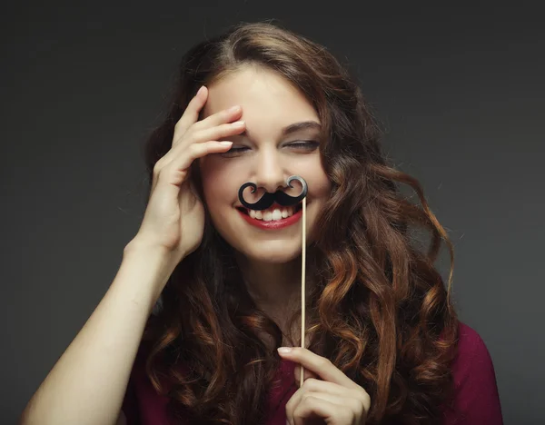 Rapariga com bigodes falsos. Pronto para a festa . — Fotografia de Stock