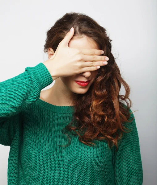 Hermosa joven sorprendida mujer con el pelo largo . — Foto de Stock