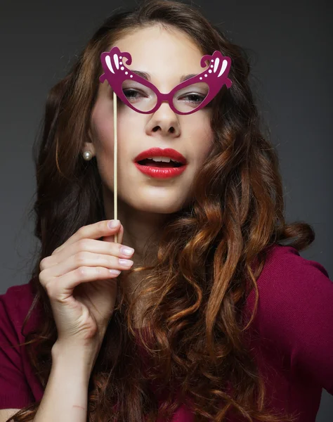 Приваблива грайлива молода жінка з фальшивими окулярами — стокове фото
