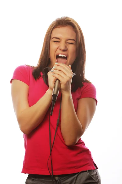 Lány és egy mikrofon, éneklés és a szórakozás — Stock Fotó
