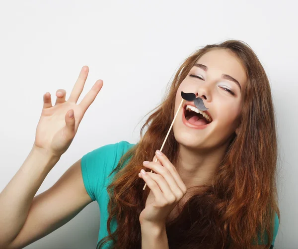 Νεαρή γυναίκα ευτυχισμένη με ψεύτικα μουστάκια — Φωτογραφία Αρχείου