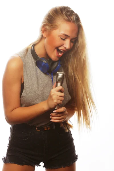 Menina com um microfone cantando e se divertindo — Fotografia de Stock