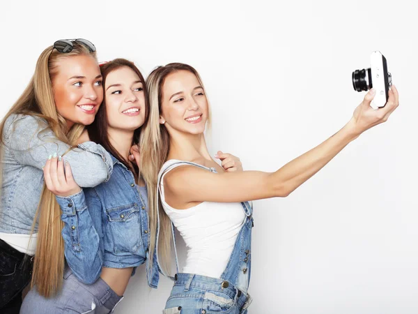 Ragazze felici amici scattare alcune foto con la macchina fotografica — Foto Stock