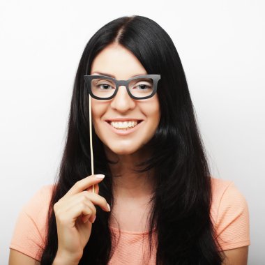 Yanlış gözlük çekici oynak genç kadınla