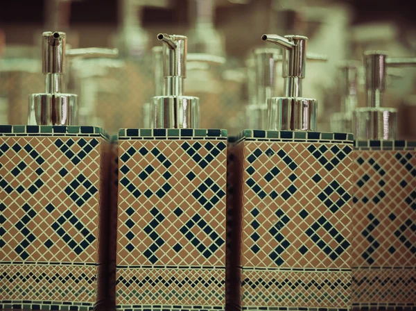 Palackok szappanhoz a boltban — Stock Fotó