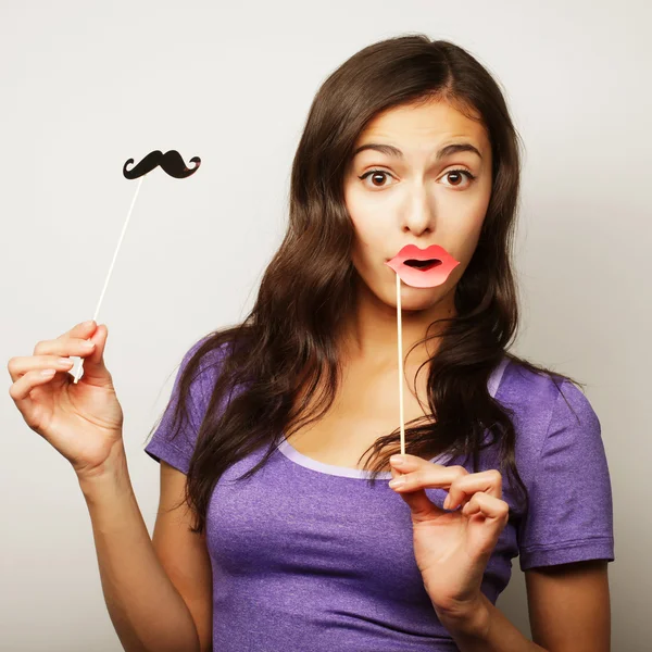 Jovem mulher usando bigodes falsos . — Fotografia de Stock