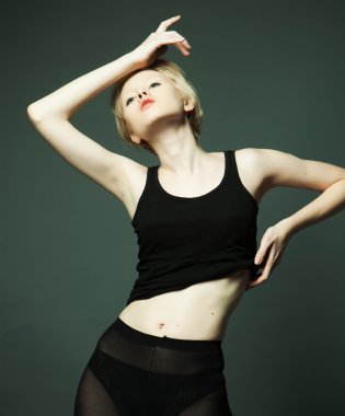 Kısa sarı saçlı manken