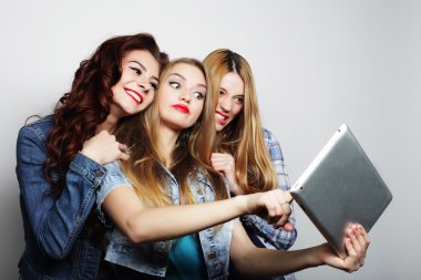 hippi kız arkadaş selfie dijital tablet ile alarak