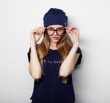 Gözlüklü samimi sarışın kadın