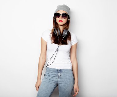 güzel kadın rahat elbiseler giymiş üzerinde beyaz backgrou poz