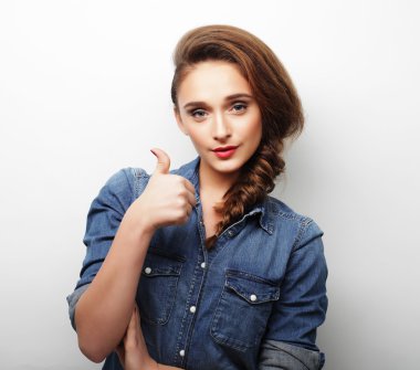 mutlu genç kadının parmak pes