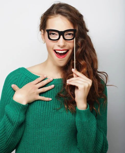 Привлекательная игривая молодая женщина в фальшивых очках — стоковое фото
