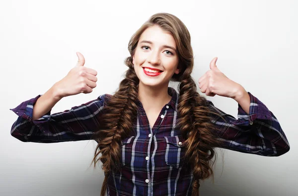 Felice giovane donna dando pollice in su — Foto Stock