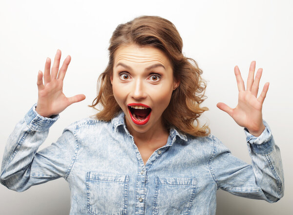 Молодая красивая женщина в повседневной одежде