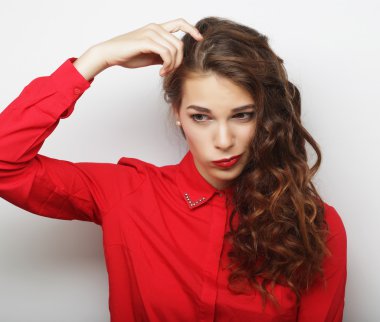 Güzel genç kadın uzun saçlı şaşırttı.