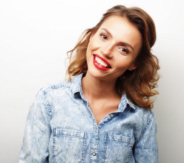 Genç sarışın kız gülümseyen şirin