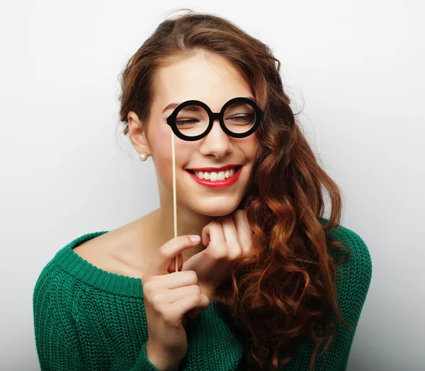 Atractiva joven juguetona con gafas falsas — Foto de Stock