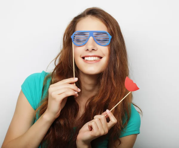 Attraktive, verspielte junge Frau mit falscher Brille — Stockfoto