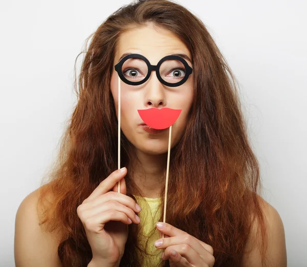 Приваблива грайлива молода жінка з фальшивими окулярами — стокове фото