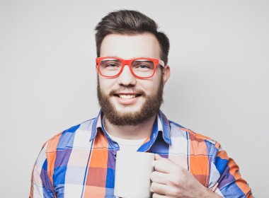 bir fincan kahve ile sakallı adam