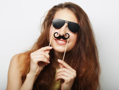 Sahte bıyıklı genç mutlu kadın