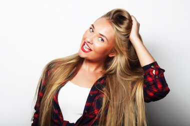 Genç sarışın kız gülümseyen şirin