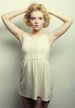 Beyaz elbiseli muhteşem bir kadın..