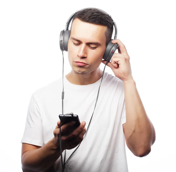 Životní styl a lidé koncept: pohledný mladý muž ve sluchátkách — Stock fotografie