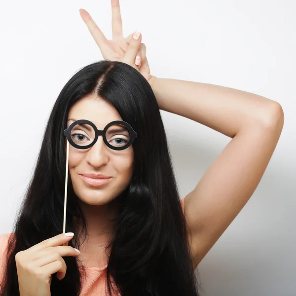 Atractiva joven juguetona con gafas falsas — Foto de Stock