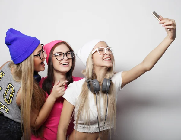 Hipster lányok legjobb barátok vesz selfie — Stock Fotó