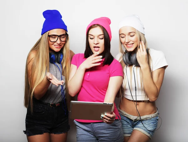 Hipster flickor vänner med digital tablett — Stockfoto